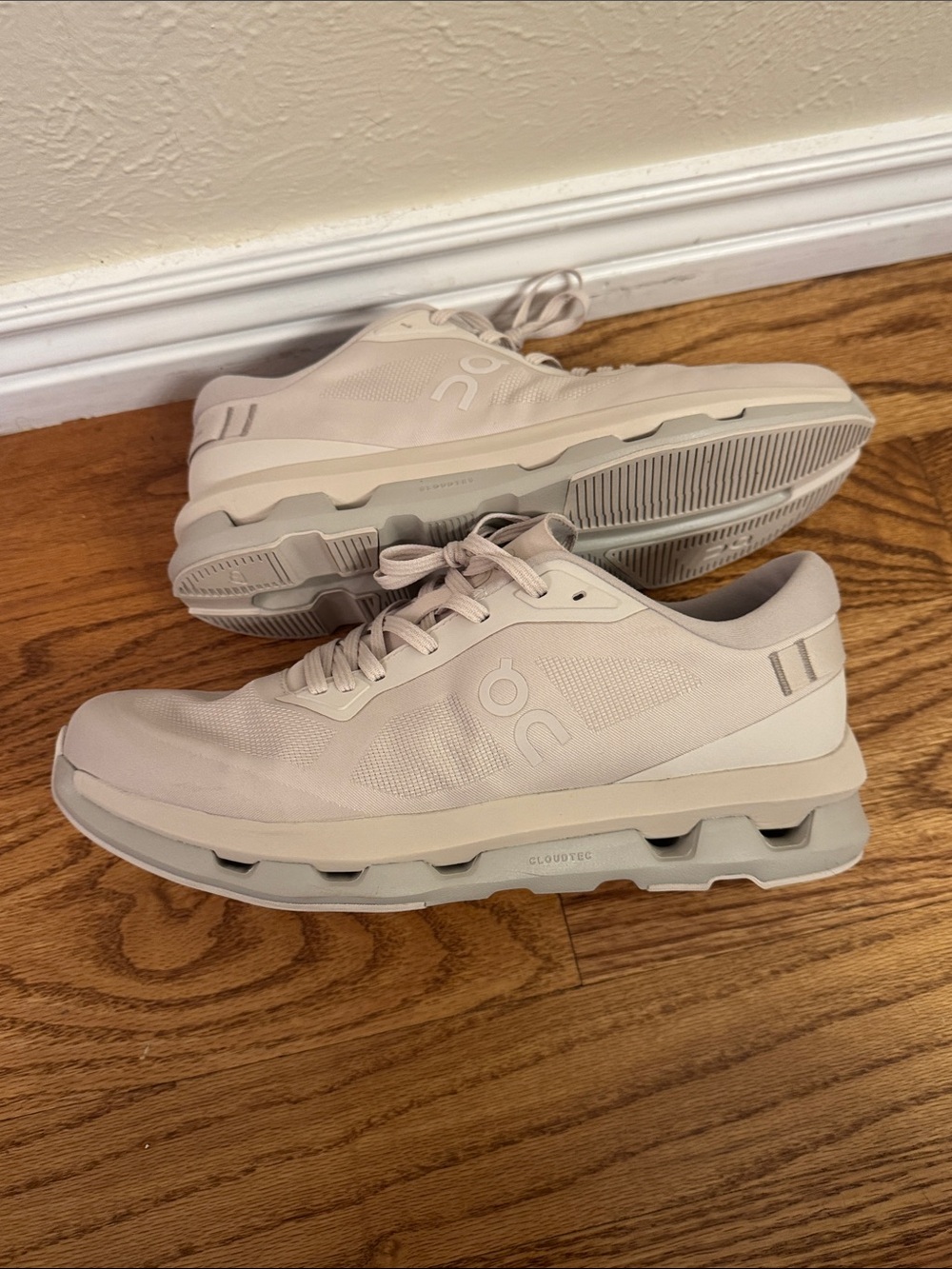 On Running Men’s Sneakers in Off-White/Cream | Size 10.5